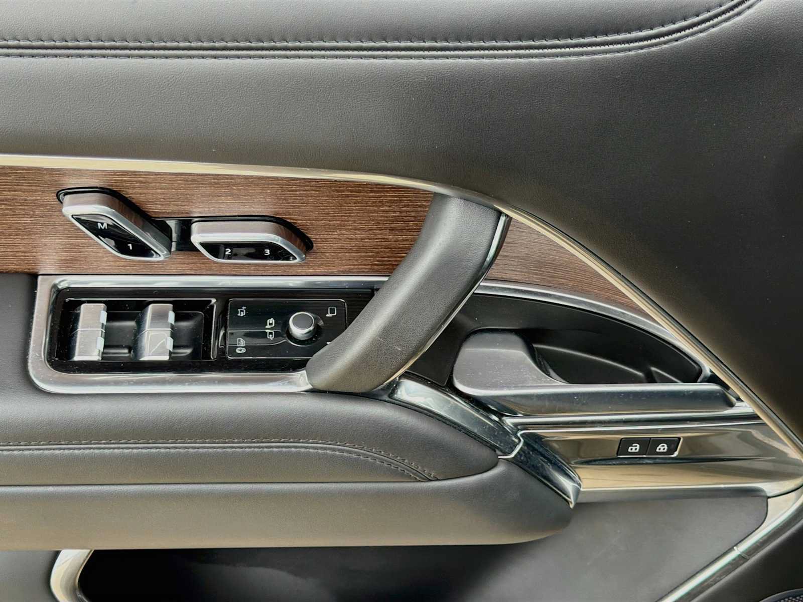 Certified 2024 Land Rover Range Rover SE AWD/4WD image 13