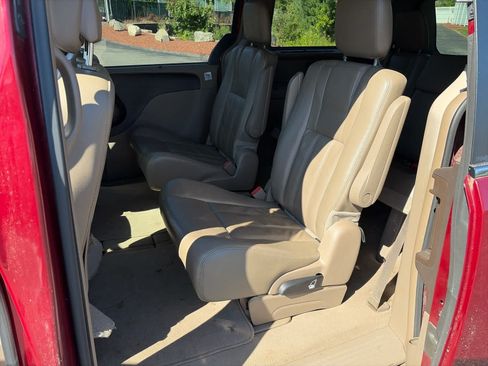 Used 2014 Chrysler Town & Country Touring w/ Trailer Tow Group FWD image 5