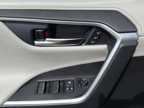 Used 2020 Toyota RAV4 Limited image 15