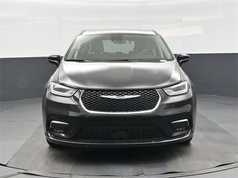 Used 2024 Chrysler Pacifica Touring-L image 9