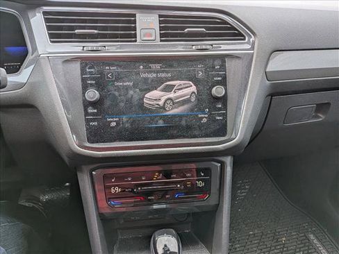 Used 2023 Volkswagen Tiguan SE w/ Panoramic Sunroof Package image 12