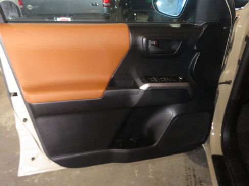 Used 2016 Toyota Tacoma SR5 w/ SR5 Appearance Package (SN) image 17