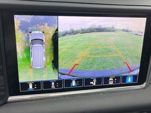 Used 2021 GMC Yukon Denali w/ Denali Premium Package image 8