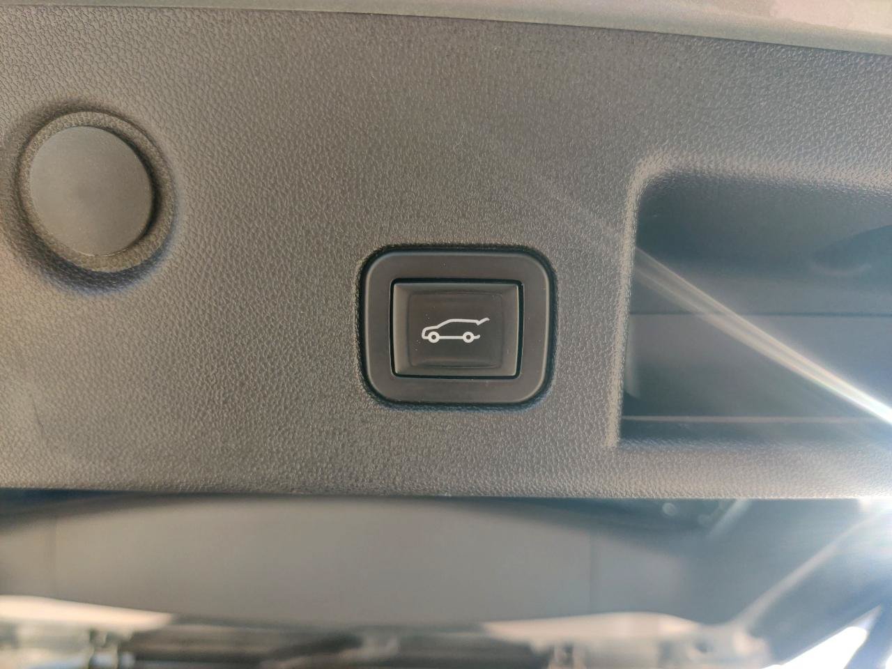 Used 2018 Chevrolet Equinox Premier w/ LPO, Floor Liner Package AWD/4WD image 16