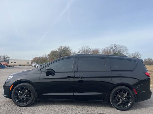 Used 2025 Chrysler Pacifica Limited image 7