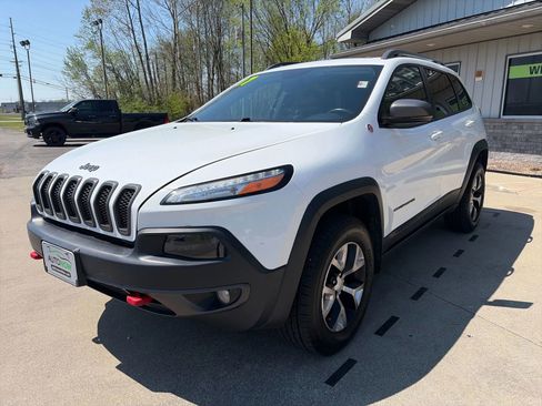 Used 2017 Jeep Cherokee Trailhawk image 2