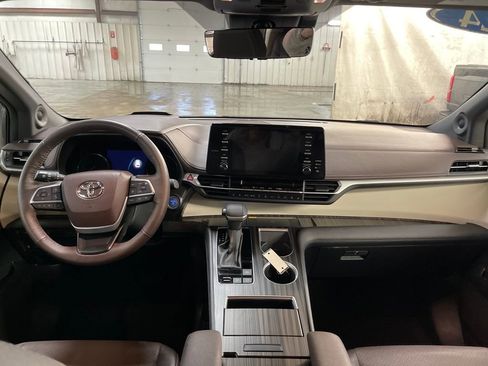 Certified 2024 Toyota Sienna Platinum image 12