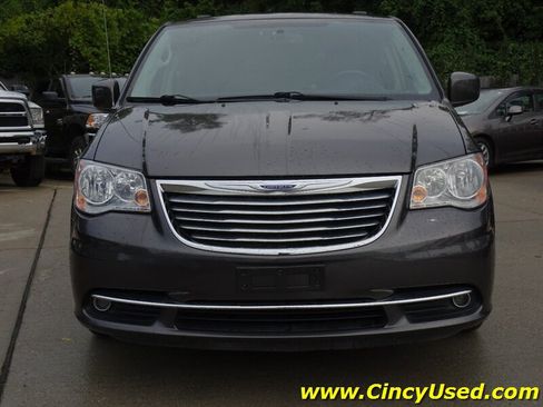 Used 2016 Chrysler Town & Country Touring FWD image 2