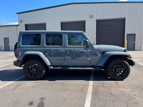 Used 2025 Jeep Wrangler Sahara image 4