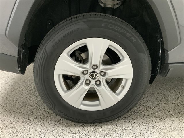 Used 2021 Toyota RAV4 LE AWD/4WD image 12