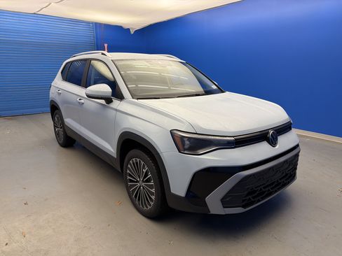 New 2026 Volkswagen Taos SE image 2