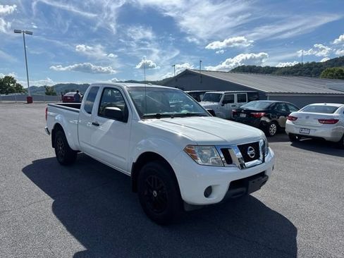 Used 2015 Nissan Frontier SV AWD/4WD image 2