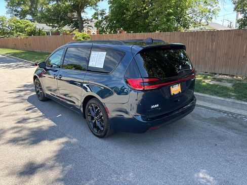 Used 2025 Chrysler Pacifica Limited FWD image 3