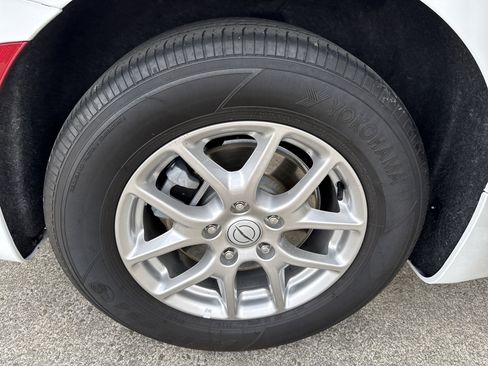 Used 2025 Chrysler Pacifica Select image 17