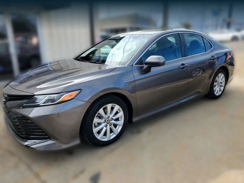 Used 2019 Toyota Camry LE FWD image 3