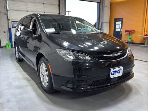 Used 2023 Chrysler Voyager LX image 7