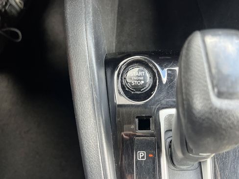 Used 2022 Nissan Versa SV FWD image 8