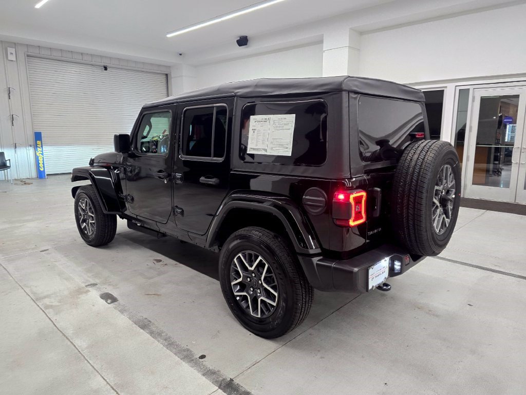 Used 2026 Jeep Wrangler Unlimited Sahara AWD/4WD image 4