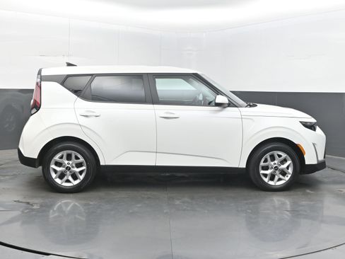 Used 2024 Kia Soul LX w/ Option Group 015 FWD image 8