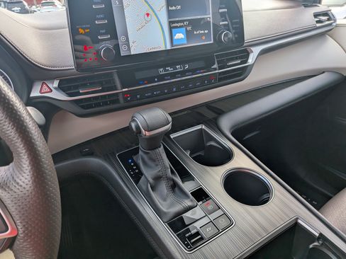 Certified 2023 Toyota Sienna Platinum image 20