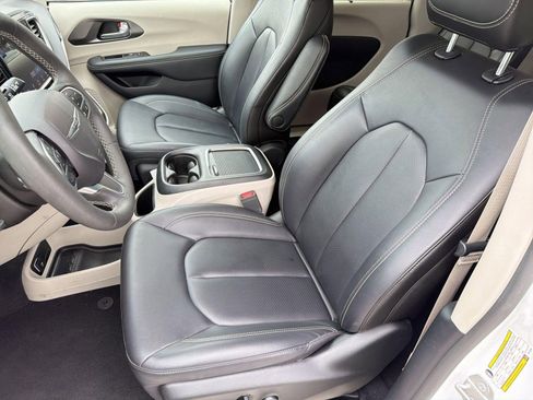 Used 2024 Chrysler Pacifica Touring-L FWD image 5