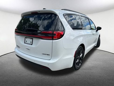Used 2025 Chrysler Pacifica Limited FWD image 17