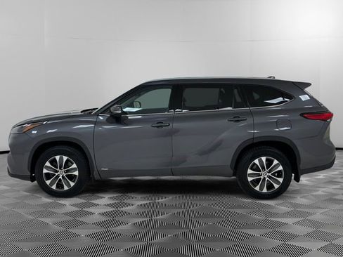 Used 2022 Toyota Highlander XLE AWD/4WD image 2