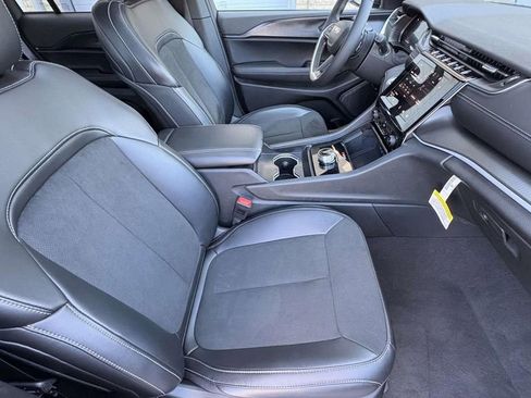 New 2025 Jeep Grand Cherokee Altitude image 13