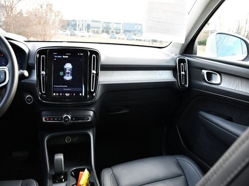 Certified 2025 Volvo XC40 B5 Core image 18