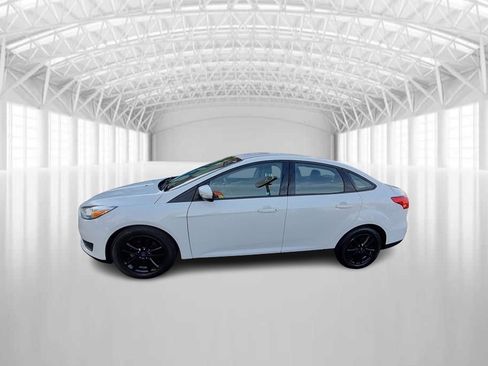 Used 2015 Ford Focus SE FWD image 2
