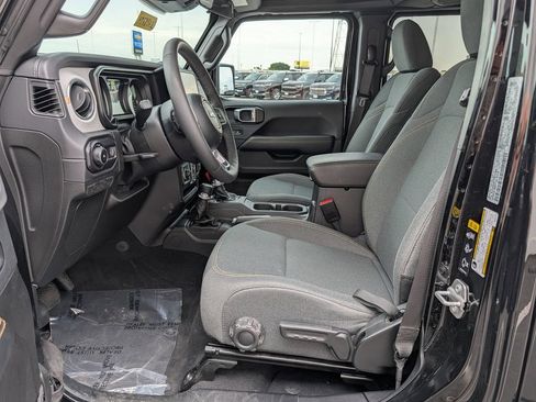 Used 2025 Jeep Wrangler Unlimited Sahara AWD/4WD image 13