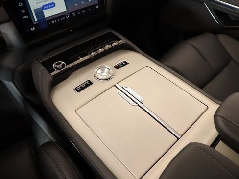 New 2025 Lincoln Navigator Reserve AWD/4WD image 8