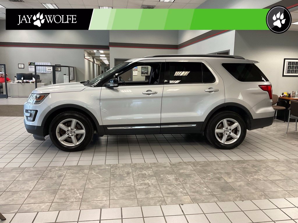 Used 2017 Ford Explorer XLT w/ Equipment Group 202A AWD/4WD image 3