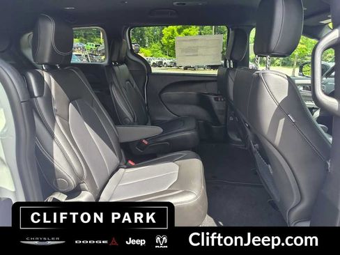 Used 2026 Chrysler Pacifica Select FWD image 17