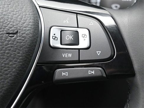 Used 2020 Volkswagen Tiguan SE w/ Panoramic Sunroof Package image 18