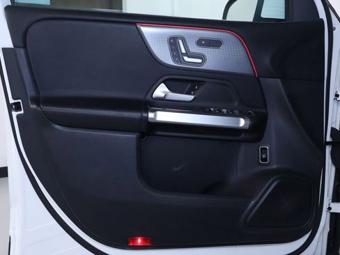 Used 2022 Mercedes-Benz GLB 250 4MATIC w/ Premium Package image 13