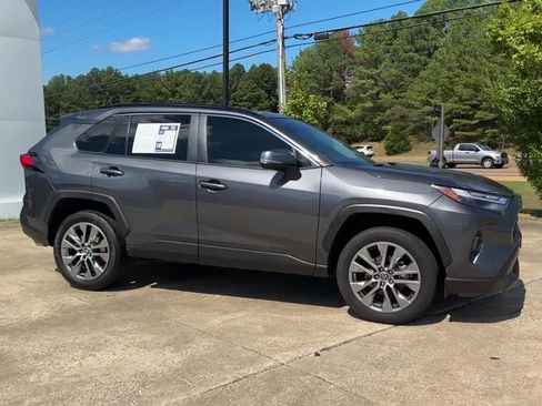 Used 2022 Toyota RAV4 XLE Premium image 7