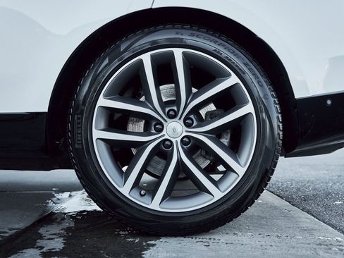 Used 2024 Land Rover Range Rover Long Wheelbase SE image 18