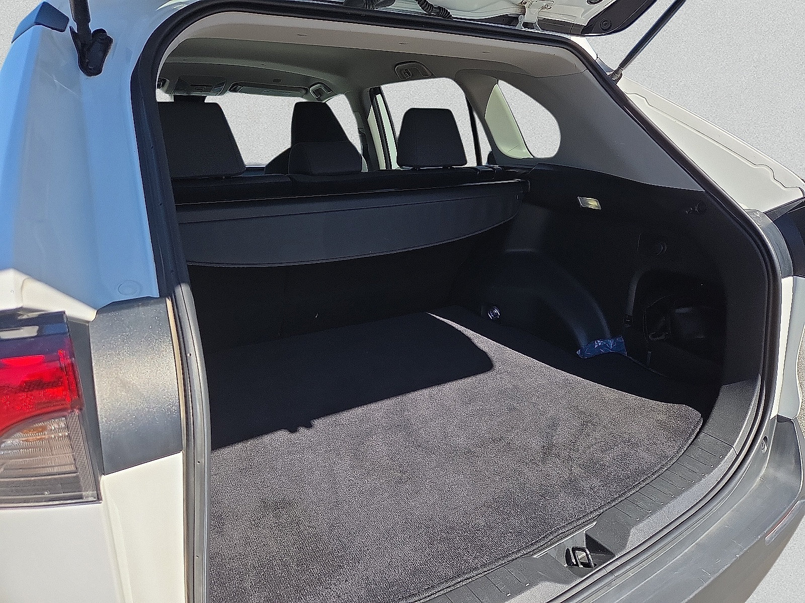 Used 2025 Toyota RAV4 XLE FWD image 9