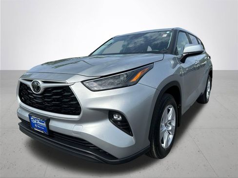 Used 2023 Toyota Highlander LE AWD/4WD image 2