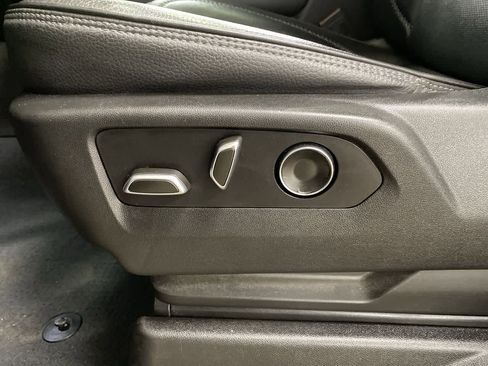 Used 2021 GMC Yukon XL Denali w/ Denali Premium Package image 14