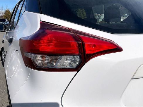 Used 2020 Nissan Kicks S image 30