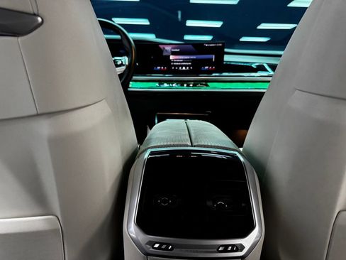 Used 2025 BMW 740i w/ Premium Package image 41