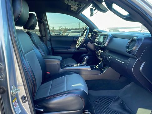 Used 2018 Toyota Tacoma TRD Off-Road image 14