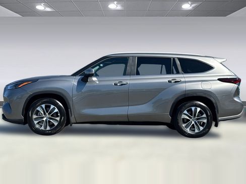 Used 2026 Toyota Highlander XLE AWD/4WD image 2
