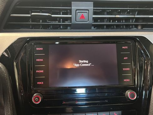 Used 2020 Volkswagen Passat 2.0T SE FWD image 21