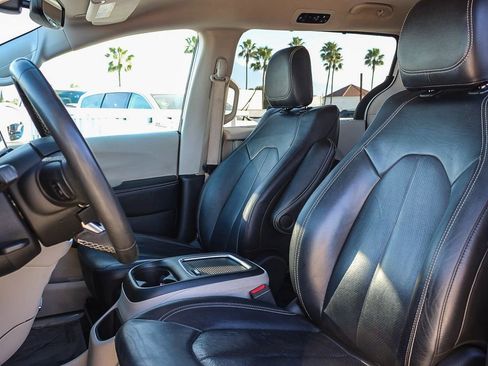 Used 2022 Chrysler Pacifica Touring-L FWD image 16