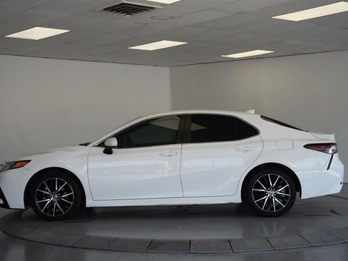Used 2021 Toyota Camry SE FWD image 4