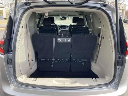 Used 2021 Chrysler Pacifica Touring-L image 8