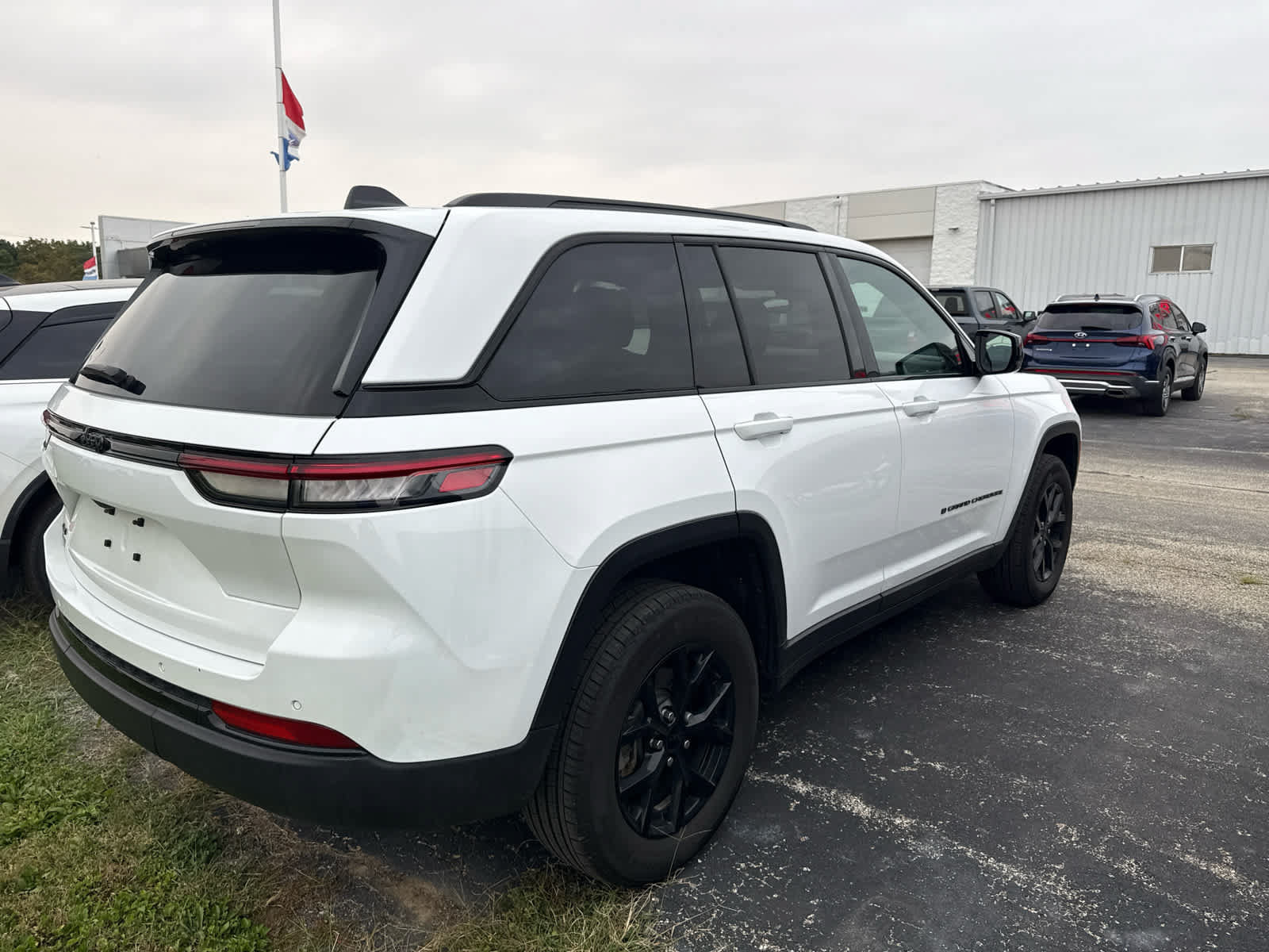 Used 2024 Jeep Grand Cherokee Altitude AWD/4WD image 4